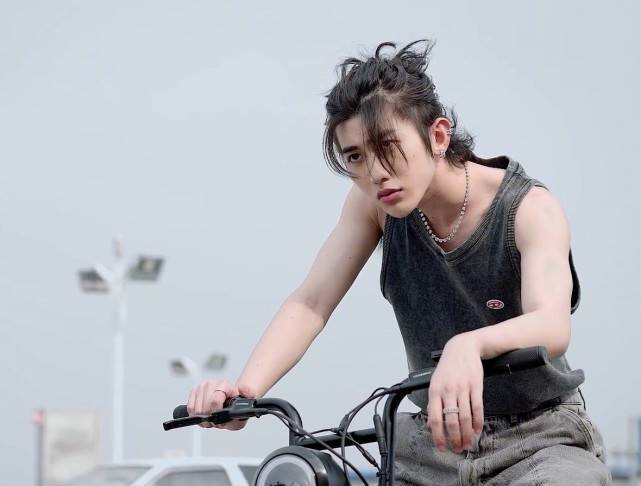 作为一个|蔡徐坤全新杂志曝光，首次挑战硬汉风格，这个风格hold住了吗