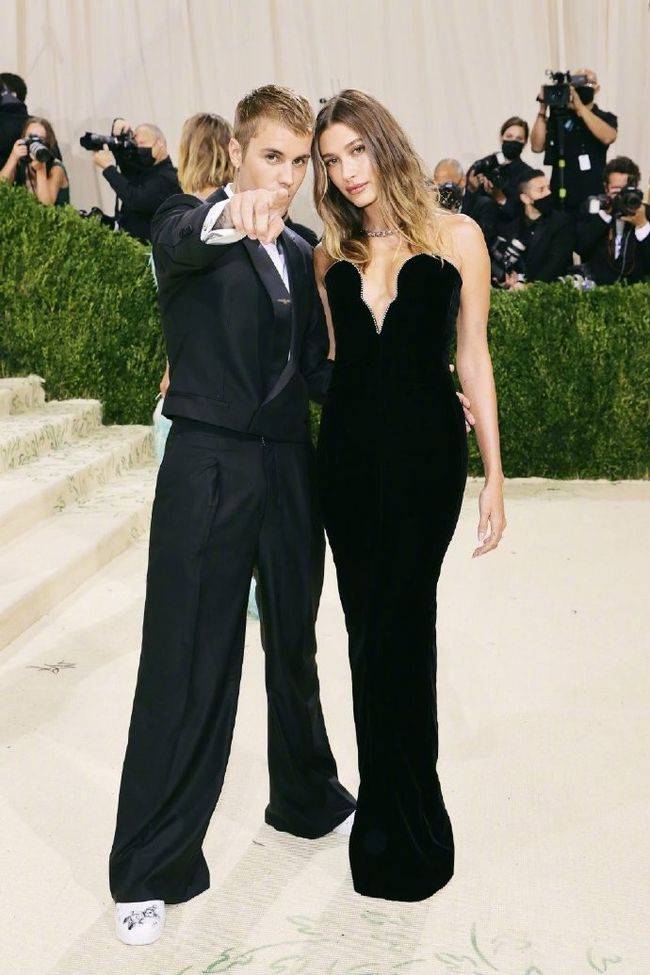 身材|比伯夫妇走红毯，1米71海莉穿黑裙身材全场瞩目，太长脸了