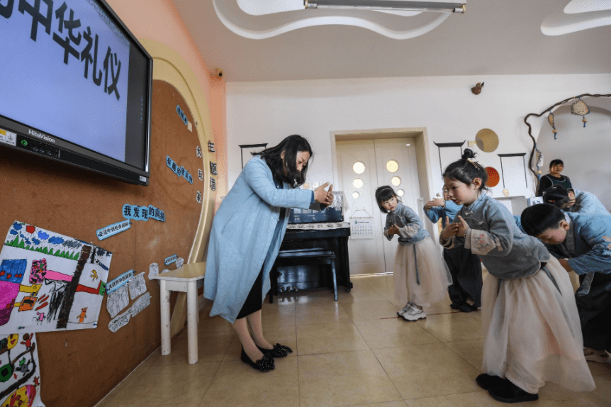 家长|多所幼儿园招生遇冷，即使降价也“一孩难求”，开放二胎未见效？