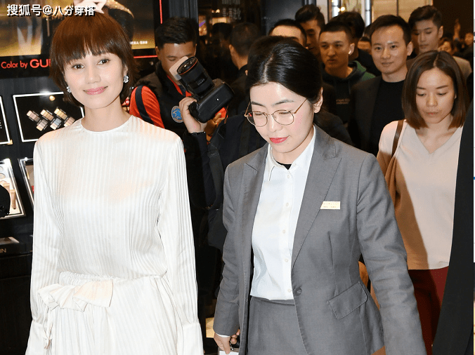 套装|袁泉真是优雅到骨子里了,一袭白色连衣裙优雅温柔,成熟精致