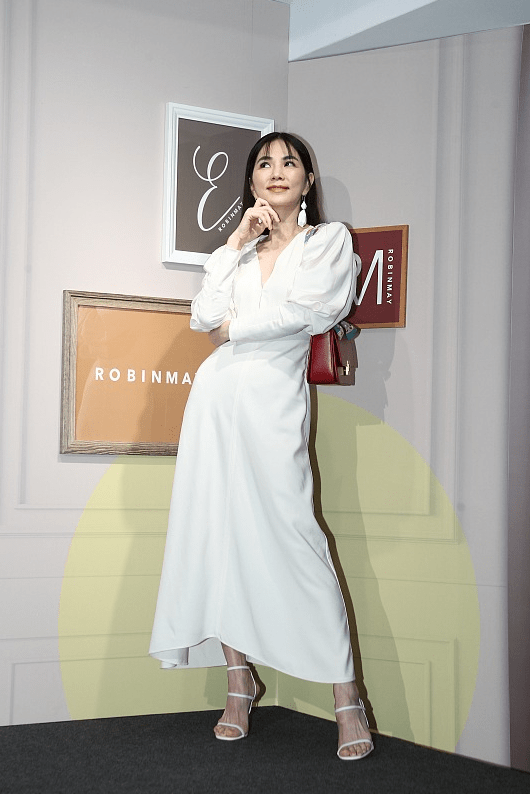 服装|中年的陈嘉桦真不那么“假小子”了，穿白裙配锁骨发，美得不像话