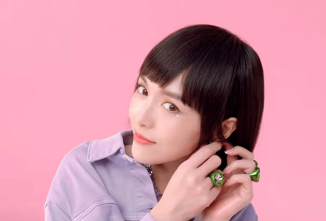 高个子|37岁唐嫣真是装嫩高手!牛仔配抹胸裙少女感爆棚,齐肩短发显脸长