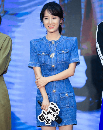 材质|李念这个阔太当的真舒服，被宠得像个少女，穿牛仔裙活力靓丽