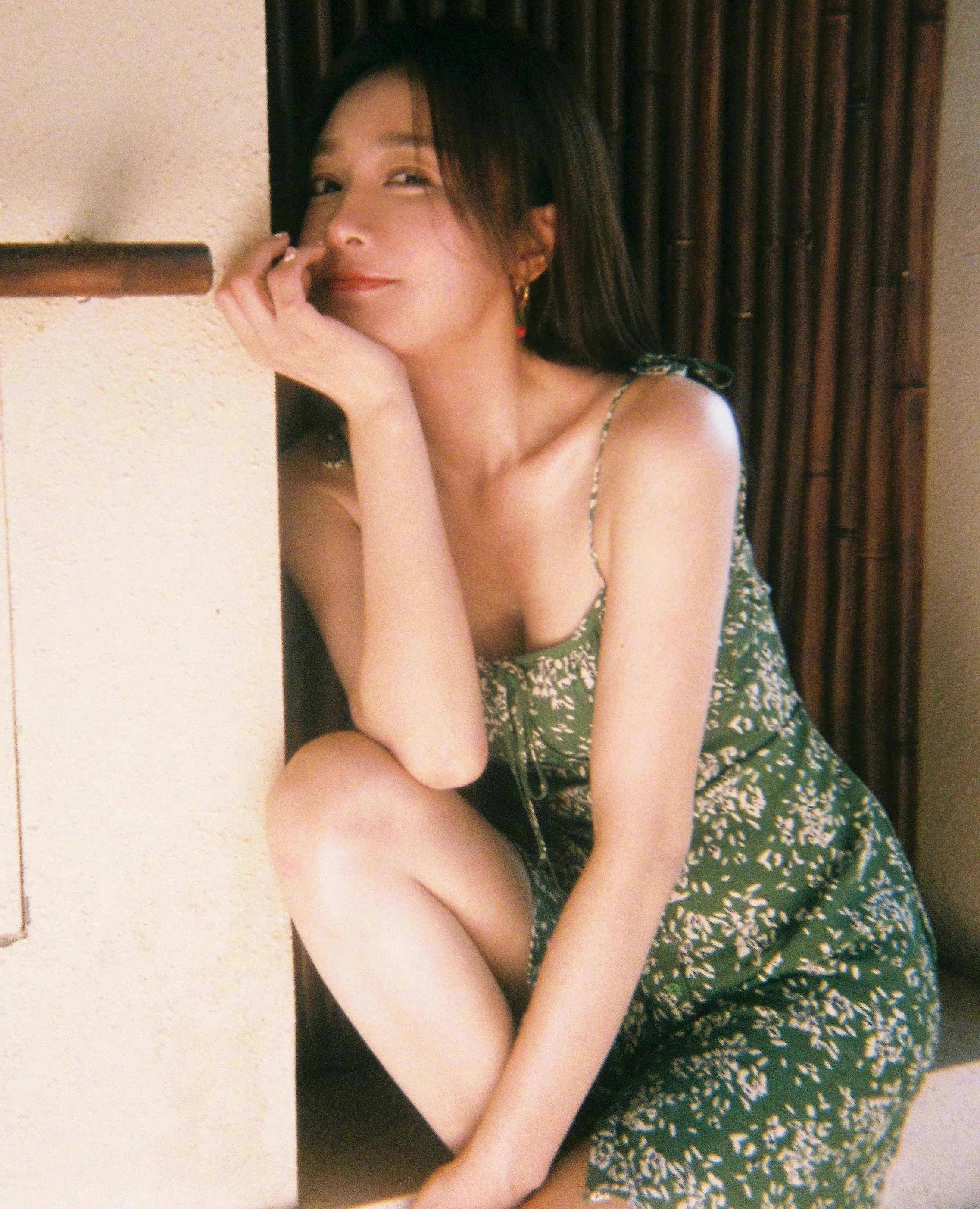 秦岚吃瓜拍大片女明星的日常就是这样简单穿搭都好美好甜
