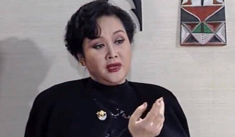 李谷一|李谷一罕见近照发福，妆容精致一脸富态，穿豹纹跷二郎腿气场足