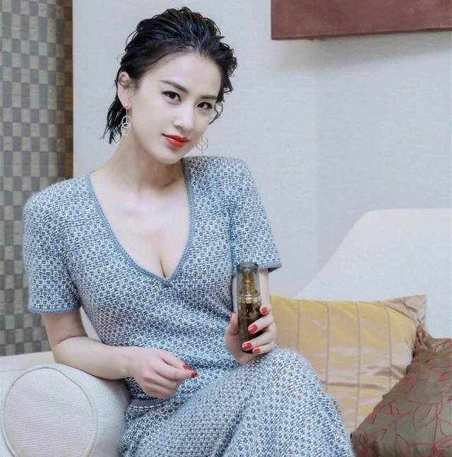 一身|黄圣依写真美翻了，闪闪造型惹人爱，侧颜线条绝杀