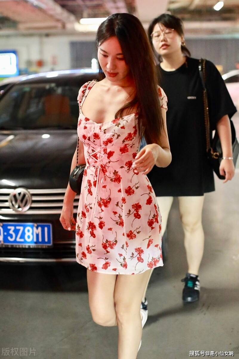是一种|黄晓明前女友李菲儿，穿大领口碎花裙配小白鞋，甜美可爱不失风情