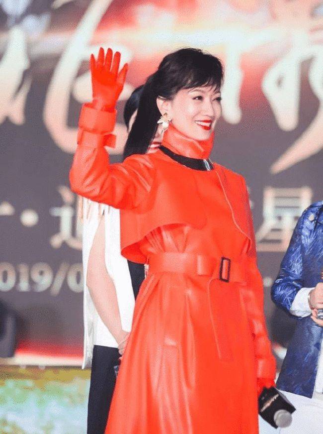 气色|赵雅芝穿橙色大衣还扎马尾辫，少女感十足！
