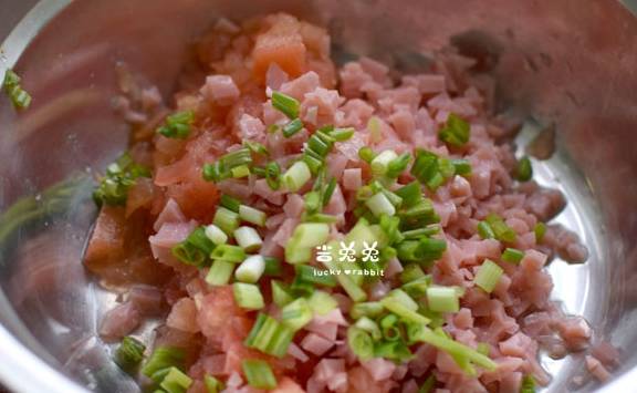 加入适量|一个西红柿,一根香肠,一点面粉,做成简单早餐,营养又好吃!