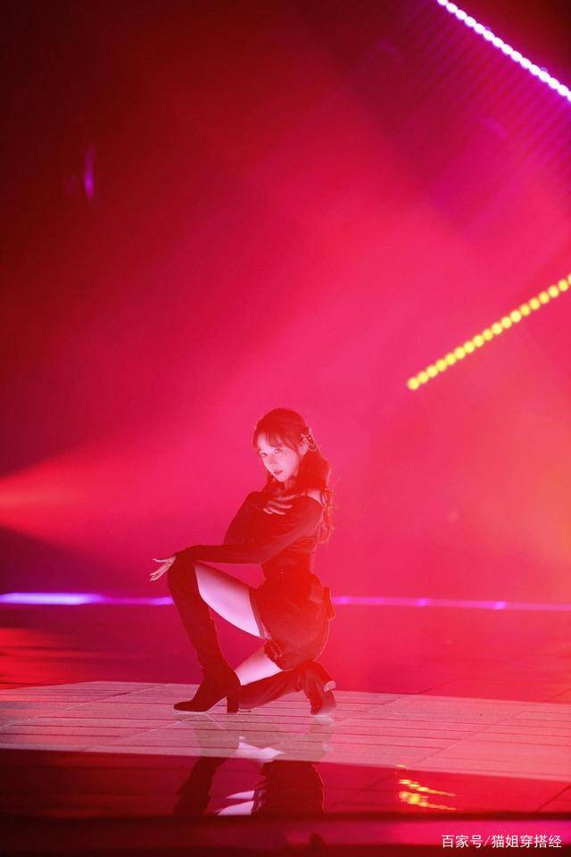 黑色|陈小纭挺有“女团样”，超短裤配长靴惊艳姐姐初舞台，咋看都漂亮