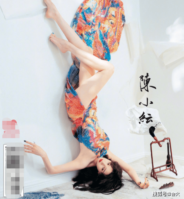 双手|陈小纭性感造型曝光，穿开叉裙倒立秀长腿，展示一字马身体超柔软