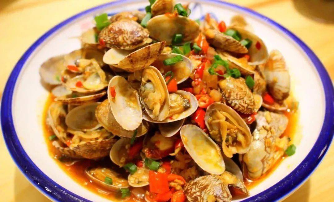 【红烧花蛤】主料蛤蜊:500辅料线椒:35;葱:8;姜:8;蒜:8;香菜:15;辣椒