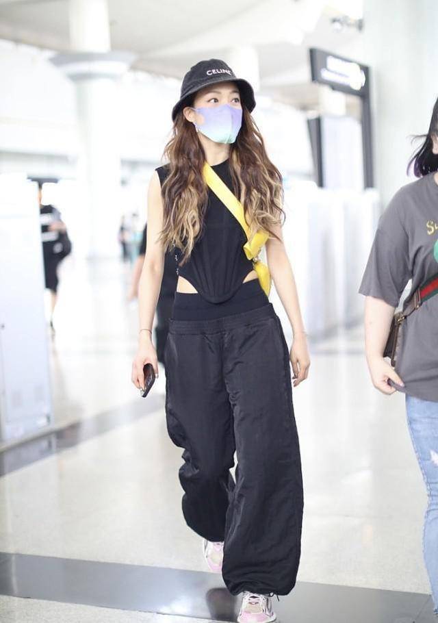 女孩子|容祖儿把女团气质写在身上,穿短上衣看着好精致,就是眉眼有点老