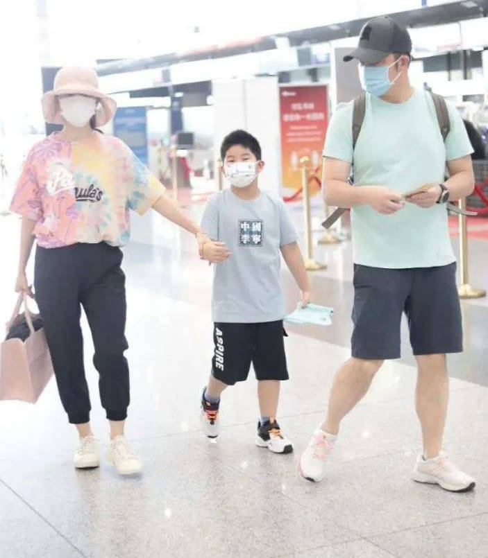 整体|胡可一家四口走机场,穿小黑裤暴露“阿姨肚”,两儿子穿得还挺潮