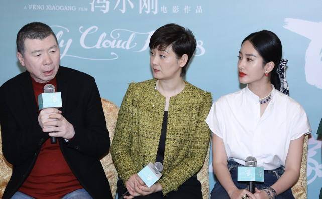 休闲风|徐帆挺会穿的，用黑色领巾遮颈纹显年轻，老公冯小刚看着比她还白