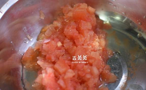 加入适量|一个西红柿,一根香肠,一点面粉,做成简单早餐,营养又好吃!