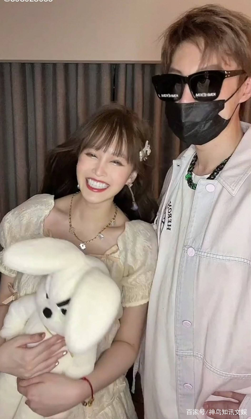 赵本山女儿正式官宣 和相亲男友同框秀恩爱,对方高大正脸很帅气