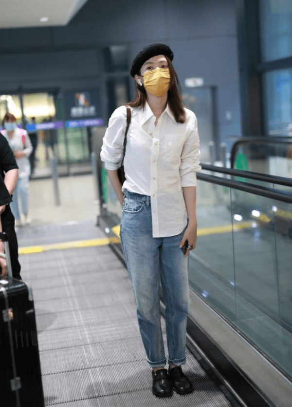 整体|童瑶的时尚真难懂,穿皱巴巴白衬衫配“猪蹄鞋”,好在气质撑得住