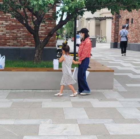 网友|杜江二胎女儿疑曝光，身高快赶上霍思燕肩膀，曾屡次被拍从未公开