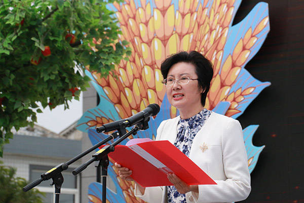 节"暨特色农产品展示展销会启动,县委副书记,代县长李维芳发表了致辞