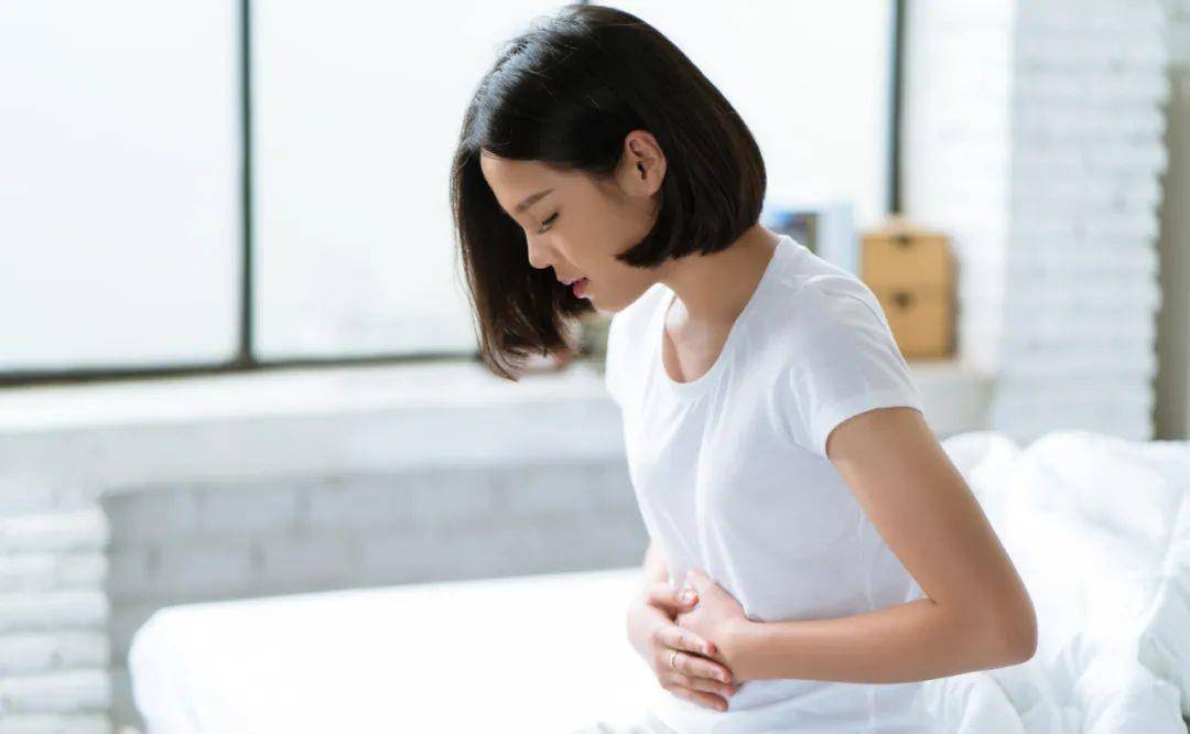 症状|湿热是一种中医中常见的致病因素，病因主要是感受外邪、饮食不节