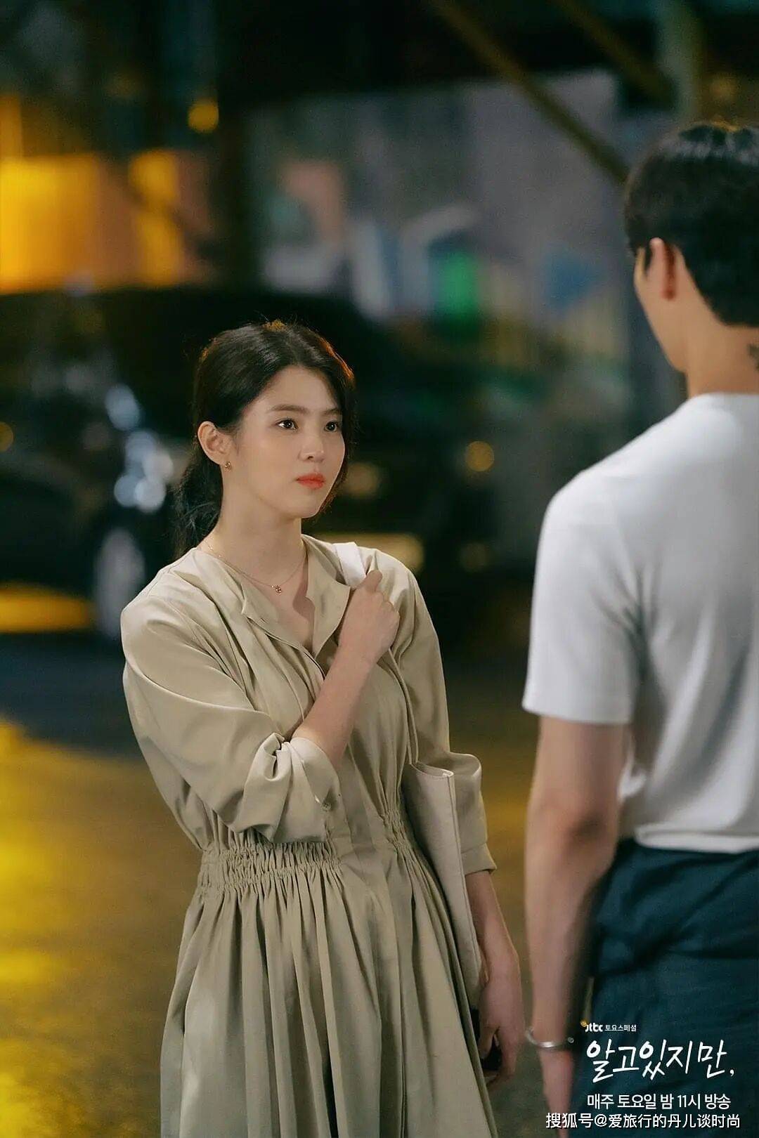 颜色|跟着韩剧《无法抗拒的他》学穿搭，韩素希的时尚减龄穿搭大合集