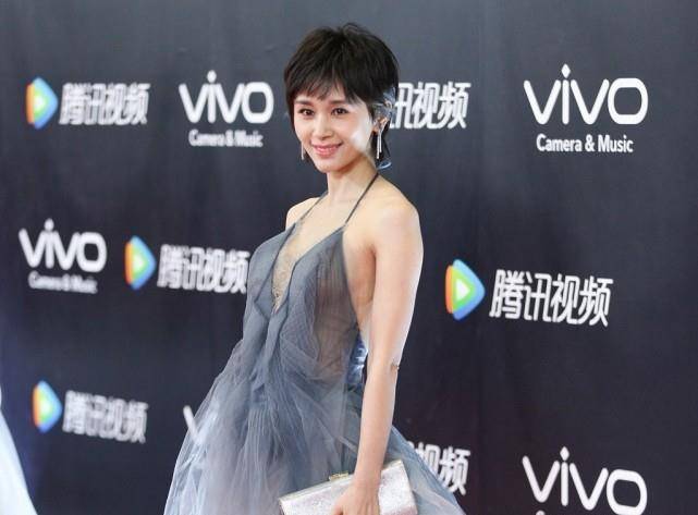 流苏|别看王子文挺瘦的，但肉都长在了对的地方，穿“肚兜裙”好抢镜