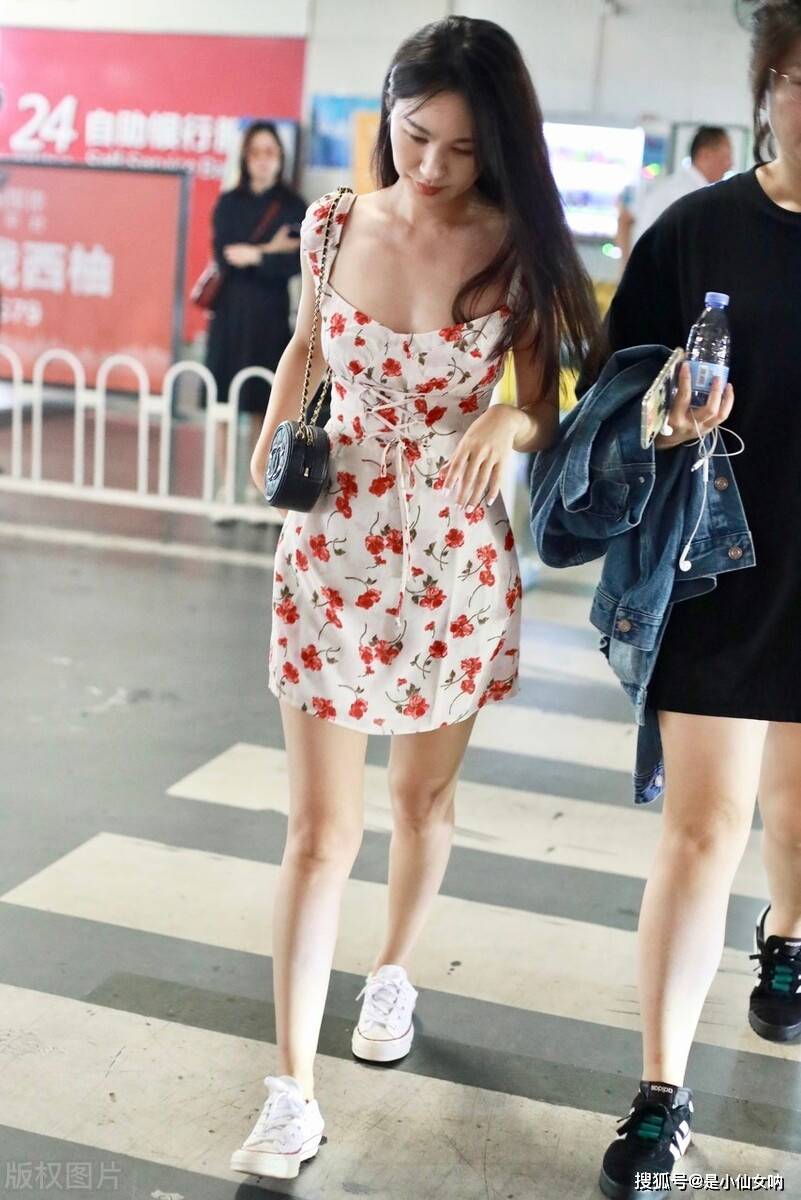 是一种|黄晓明前女友李菲儿，穿大领口碎花裙配小白鞋，甜美可爱不失风情