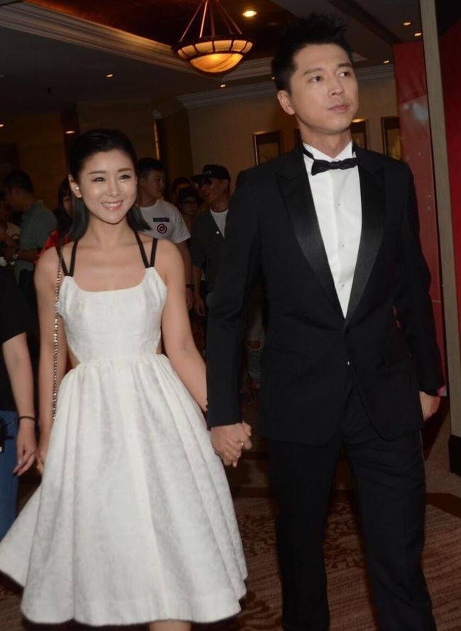 老公|李小萌身上的少女感抹不去,穿白吊带裙好甜美,在老公身边挺幸福