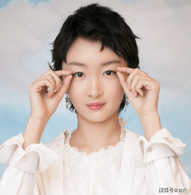 胆子|周冬雨悬崖边石头上拍照！仅用一根绳子拴在腰部，单腿站立好大胆