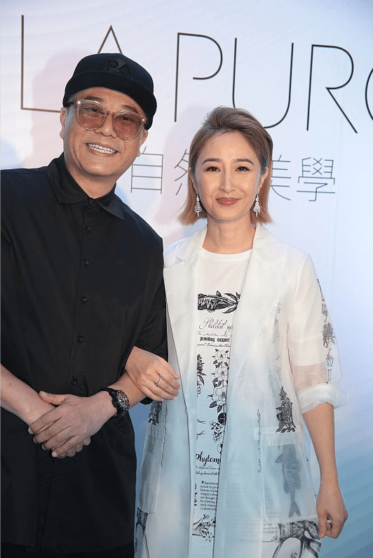 显得|快60岁的关咏荷状态还跟年轻人一样，穿白衣不显老，还是那么美