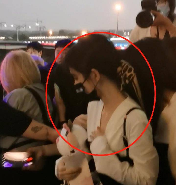 观众|鞠婧祎跳出舒适圈！头发终于绑起来了，大家却关注她的鞋跟