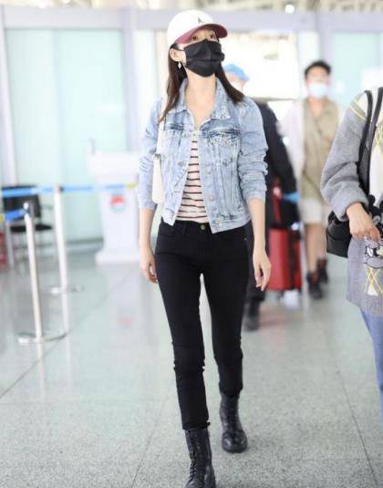 的比例|李沁也挺会搭配的,牛仔短外套配紧身裤显腿长,可惜暴露胯宽