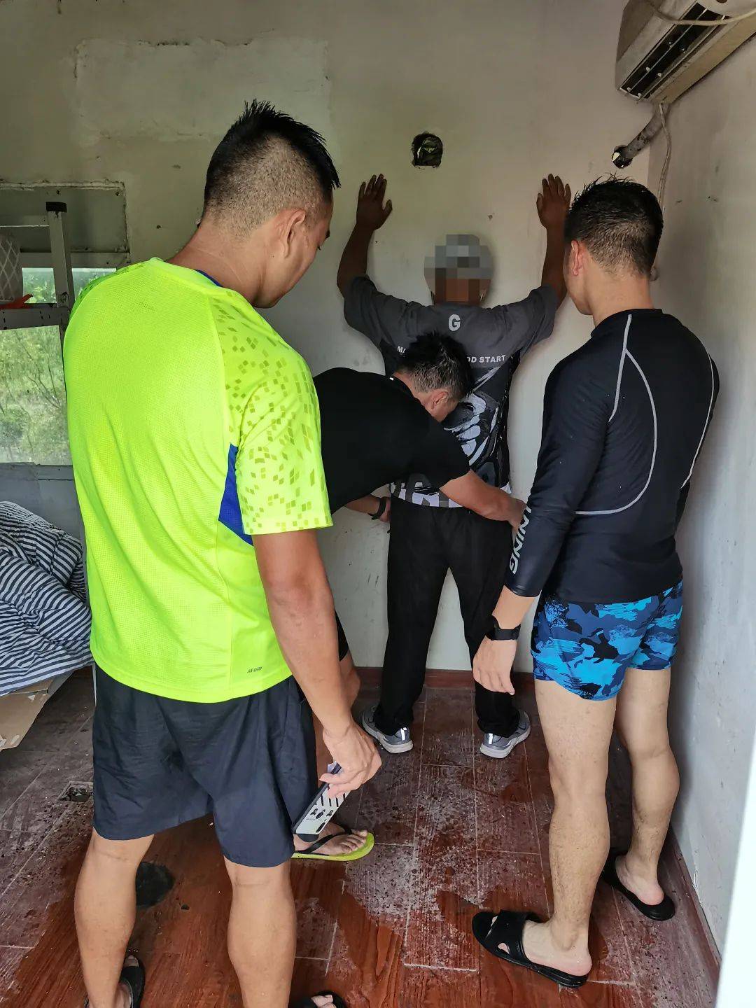 …杭州警察游泳训练中顺手抓了个逃犯