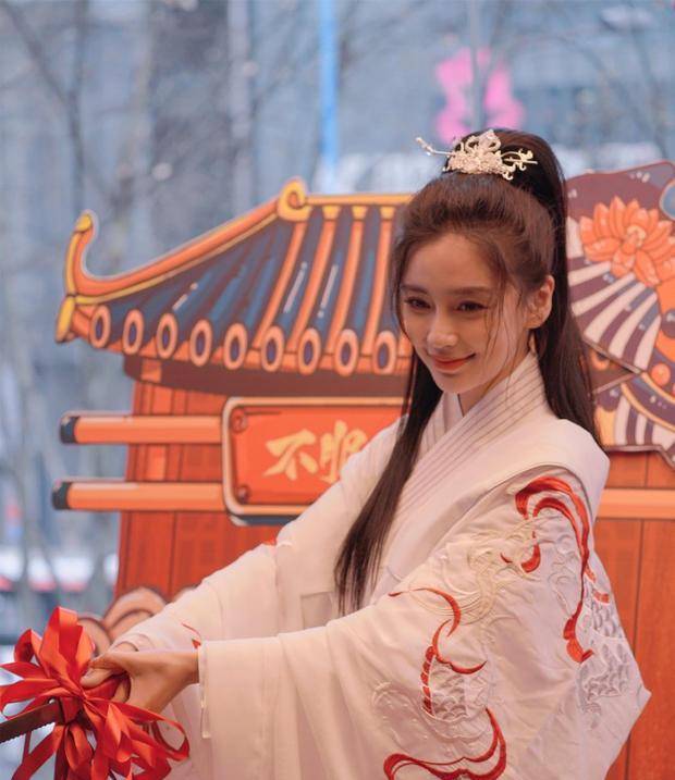 传闻|力破婚变传闻？baby与黄晓明同穿情侣装，隔空撒糖秀恩爱！