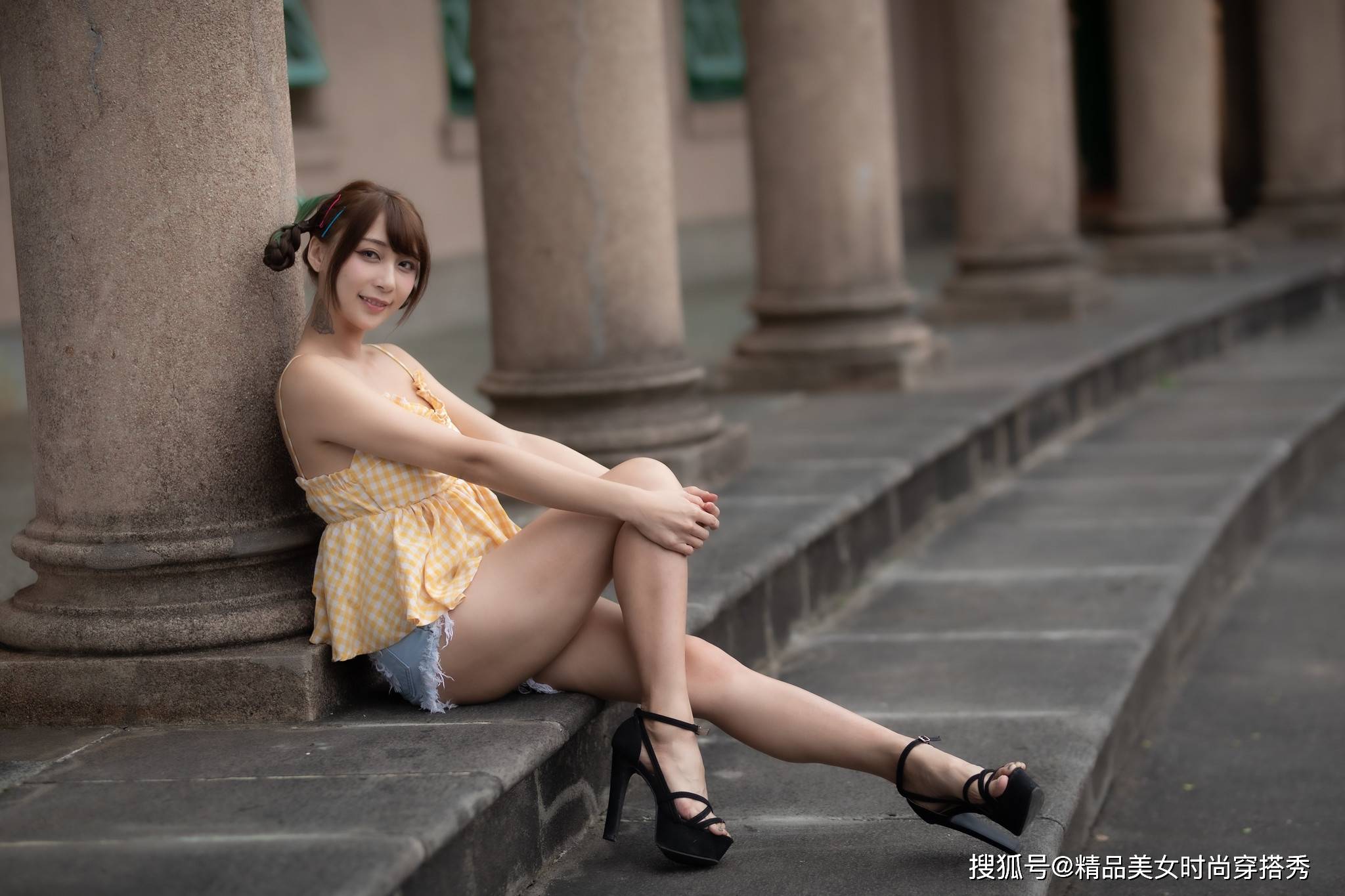 身材|街拍：吊带背心搭配清新减龄的牛仔短裤清爽又帅气