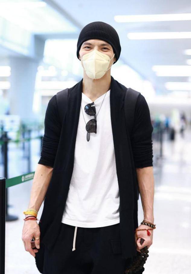 黑色|向佐的体脂率也太低了，胳膊线条太清晰，黑色开衫穿出温和感