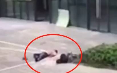 广场叉脚呼呼大睡,轿车拐弯直接碾压双脚,交警 主要责任在司机