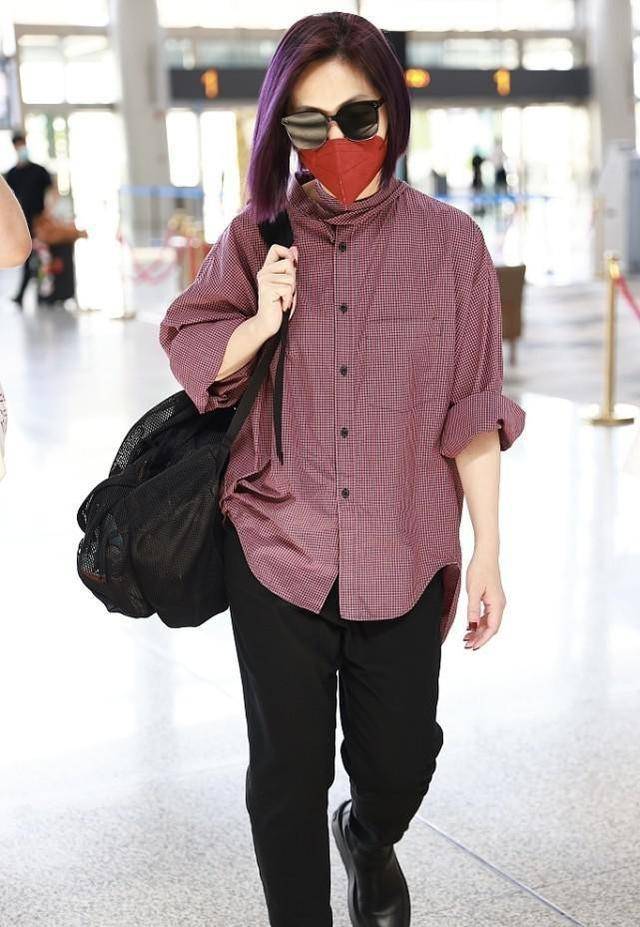 身材|杨千嬅把衬衫穿出别样风情，领口缠一圈布带，脖子看着有点勒