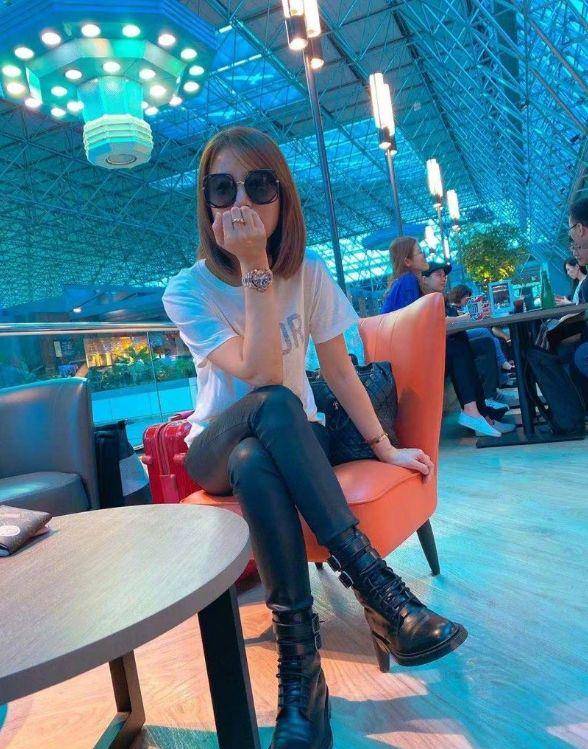 脖颈|44岁林心如越活越漂亮，穿“一字肩”长裙现身，气质依旧高贵