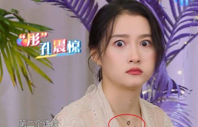 因为|关晓彤为了让鹿晗放心，特意戴上男友送的廉价饰品，秀恩爱太特别