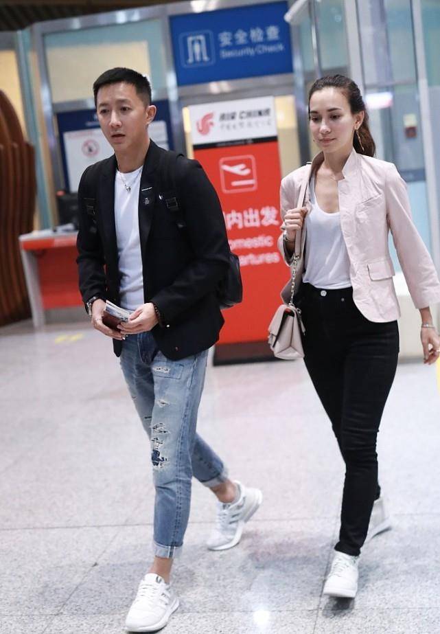 韩庚|卢靖姗五官真立体,顶着素颜和韩庚出门也不在乎,但假胯宽真明显