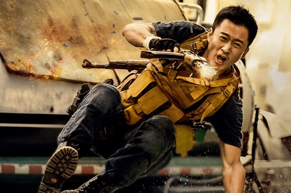 吴京|与吴京搭档后被捧红，身价直接飙升20倍，如今屈楚萧却恩将仇报？