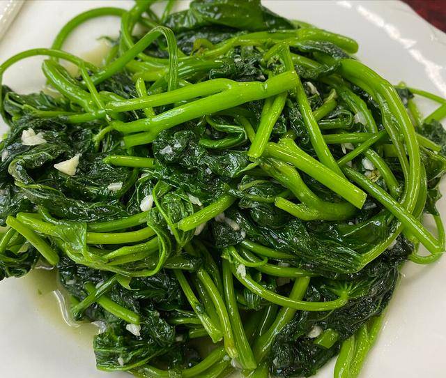 原创炒红薯叶不能直接下锅炒教你一招红薯叶香嫩爽口不发黑