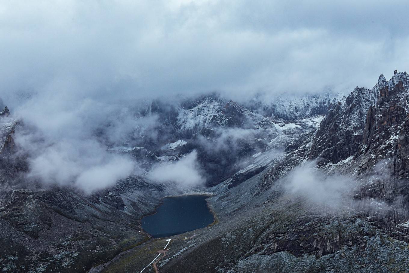 山峰|山峦狂野，湖泽明媚，这儿是你猜不透的石头仙境-莲宝叶则!