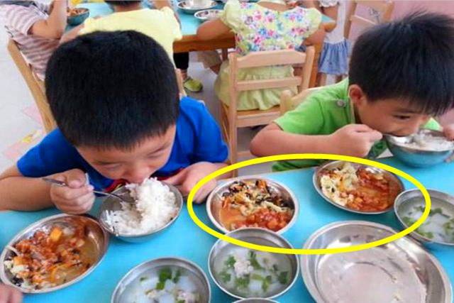 午餐|孩子说幼儿园的饭菜很香，一次能吃两碗，看到照片妈妈也“馋”了