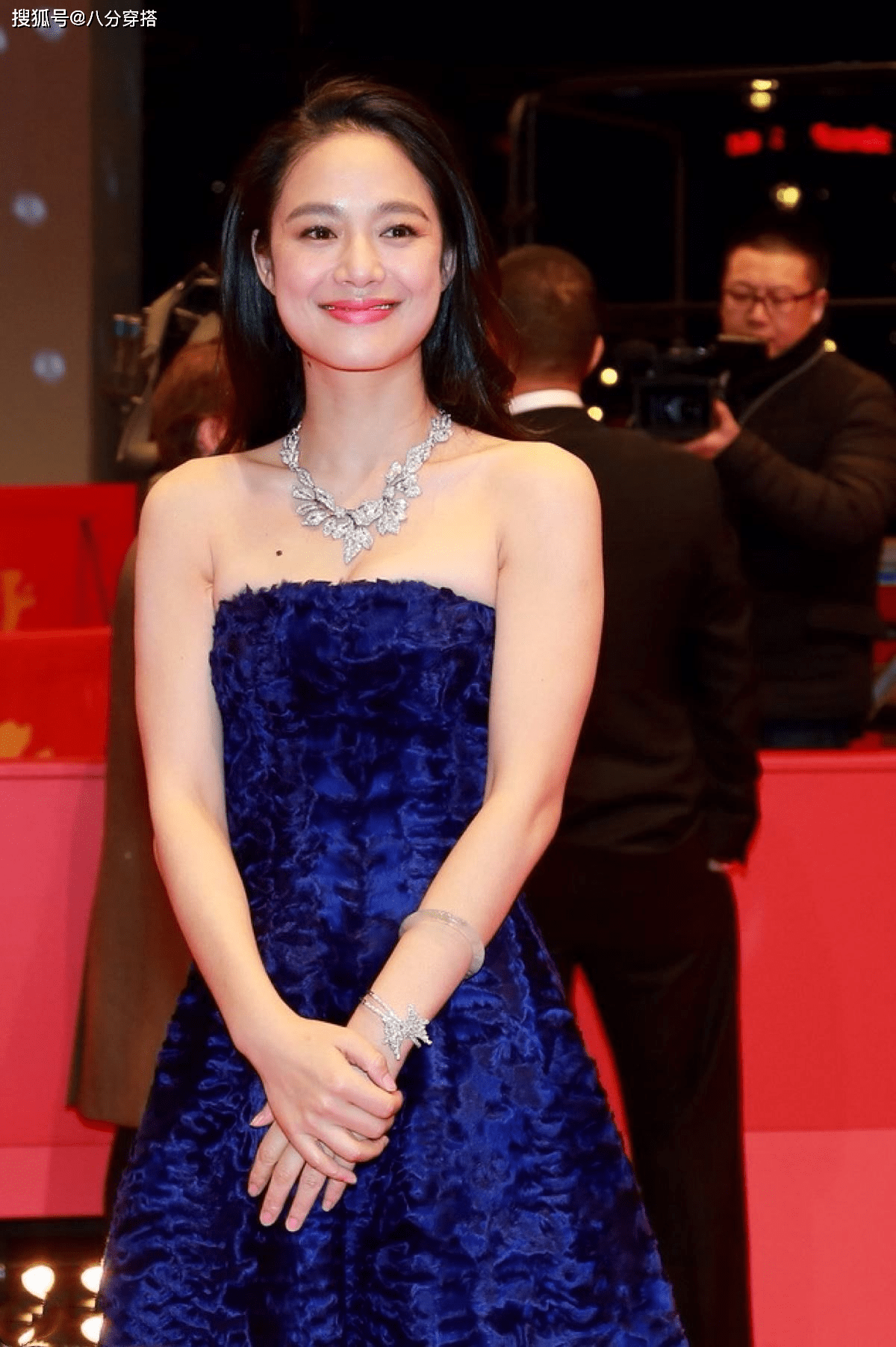 周韵太|周韵太给姜文长脸，一袭黑色流苏连衣裙端庄优雅，高贵精致