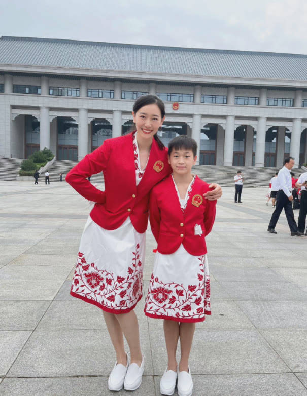 气色|孙一文生图真抗打，穿红衣配小白裙蛮腰抢镜，搂全红婵合影笑好甜