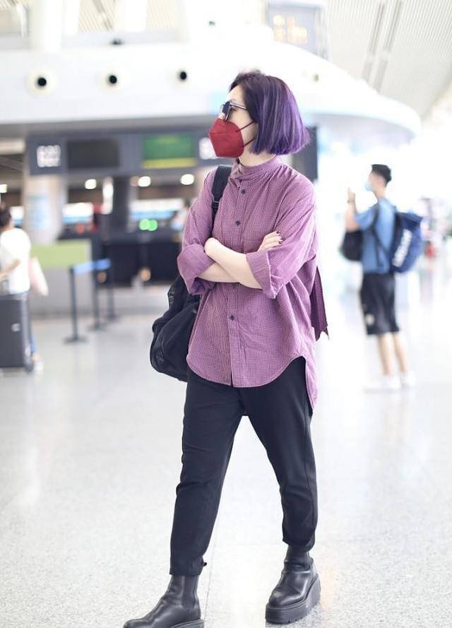 身材|杨千嬅把衬衫穿出别样风情,领口缠一圈布带,脖子看着有点勒