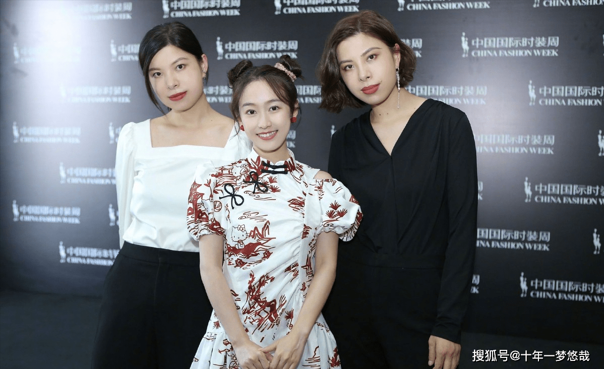 灵气|严莉莉扮演者长大了,穿改良版旗袍太有灵气,看着好甜啊